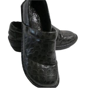 B.O.C. Born of Concept Gray Peggy Crocodile Print Slip-On Clogs Size 7.5/38.5